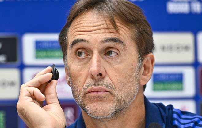 press conference, PK, Pressekonferenz TEAM QATAR-2026 FIFA World Cup, WM, Weltmeisterschaft, Fussball ASIAN QUALIFIER PLAYOFFS Head coach of Qatar Julen Lopetegui attends a press conference ahead of the FIFA World Cup 2026 AFC Asian qualifiers playoffs group A match between Qatar and United Arab Emirates at Jassim Bin Hamad Stadium in Doha, Qatar, on October 13, 2025. DOHA Qatar Copyright: xNOUSHADx