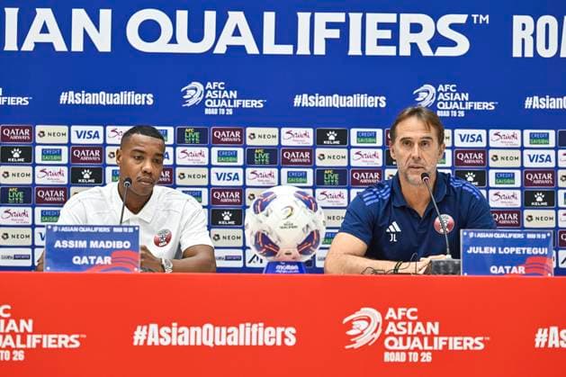 press conference, PK, Pressekonferenz TEAM QATAR-2026 FIFA World Cup, WM, Weltmeisterschaft, Fussball ASIAN QUALIFIER PLAYOFFS Head coach of Qatar Julen Lopetegui (R) and player Assim Madibo (L) attend a press conference ahead of the FIFA World Cup 2026 AFC Asian qualifiers playoffs group A match between Qatar and United Arab Emirates at Jassim Bin Hamad Stadium in Doha, Qatar, on October 13, 2025. DOHA Qatar Copyright: xNoushadxThekkayilx