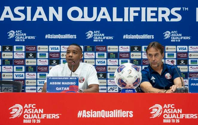 press conference, PK, Pressekonferenz TEAM QATAR-2026 FIFA World Cup, WM, Weltmeisterschaft, Fussball ASIAN QUALIFIER PLAYOFFS Head coach of Qatar Julen Lopetegui (R) and player Assim Madibo (L) attend a press conference ahead of the FIFA World Cup 2026 AFC Asian qualifiers playoffs group A match between Qatar and United Arab Emirates at Jassim Bin Hamad Stadium in Doha, Qatar, on October 13, 2025. DOHA Qatar Copyright: xNoushadxThekkayilx