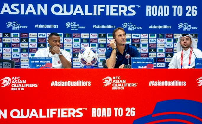 press conference, PK, Pressekonferenz TEAM QATAR-2026 FIFA World Cup, WM, Weltmeisterschaft, Fussball ASIAN QUALIFIER PLAYOFFS Head coach of Qatar Julen Lopetegui (C) and player Assim Madibo (L) attend a press conference ahead of the FIFA World Cup 2026 AFC Asian qualifiers playoffs group A match between Qatar and United Arab Emirates at Jassim Bin Hamad Stadium in Doha, Qatar, on October 13, 2025. DOHA Qatar Copyright: xNOUSHADx