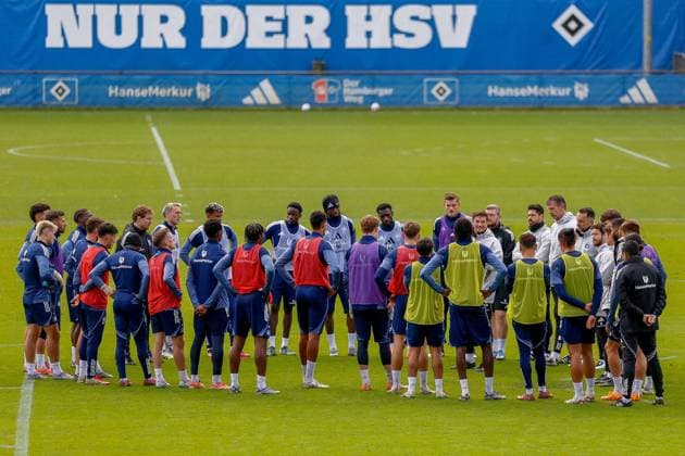 Team coach Merlin Polzin speaks to the team HSV Germany , Hamburg , Volksparkstadion , Training ground soccer , 1 Bundesliga , Training of Hamburger SV