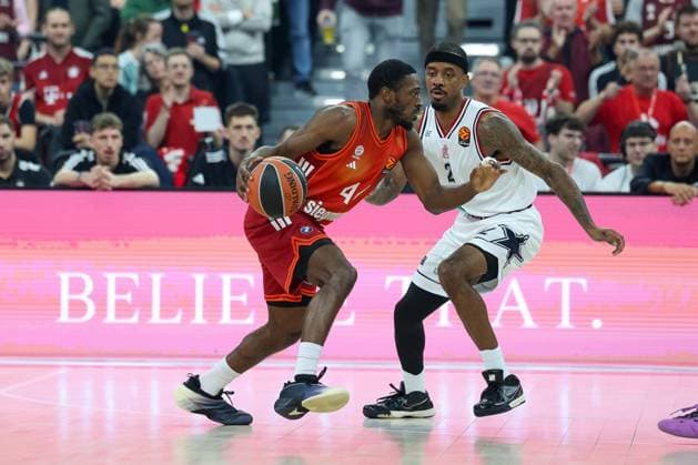 Kamar Baldwin FC Bayern Basketball, 44 with ball with Lorenzo Brown Olympia Milan, 02 , GER, FC Bayern Basketball vs EA7 Emporio Armani Olympia Milan, Basketball, Euroleague, Matchday 4, Season 2025 2026, 14 10 2025, GER, FC Bayern Basketball vs EA7 Emporio Armani Olympia Milan, Basketball, Euroleague, Matchday 4, Season 2025 2026, 14 10 2025 Munich Copyright: xEibner-Pressefoto JennixMaulx EP_JML