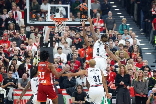 Kamar Baldwin FC Bayern Basketball, 44 with ball at the basket with Devin Booker Olympia Milan, 06 , with Shavon Shields Olympia Milan, 31 and Lorenzo Brown Olympia Milan, 02 , with David McCormack FC Bayern Basketball, 33 , GER, FC Bayern Basketball vs EA7 Emporio Armani Olympia Milan, Basketball, Euroleague, Matchday 4, Season 2025 2026, 14 10 2025, GER, FC Bayern Basketball vs EA7 Emporio Armani Olympia Milan, Basketball, Euroleague, Matchday 4, Season 2025 2026, 14 10 2025 Munich Copyright: xEibner-Pressefoto JennixMaulx EP_JML