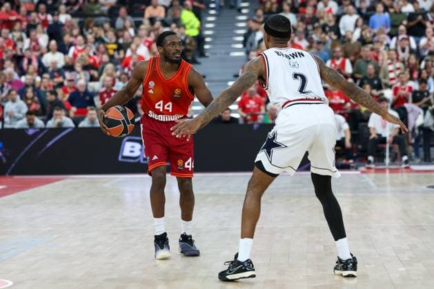 Kamar Baldwin (FC Bayern Basketball, 44) mit Ball mit Lorenzo Brown (Olympia Mailand, 02), GER, FC Bayern Basketball vs. EA7 Emporio Armani Olympia Mailand, Basketball, Euroleague, 4. Spieltag, Saison 2025 2026, 14.10.2025, GER, FC Bayern Basketball vs. EA7 Emporio Armani Olympia Mailand, Basketball, Euroleague, 4. Spieltag, Saison 2025 2026, 14.10.2025 Muenchen Copyright: xEibner-Pressefoto JennixMaulx EP_JML