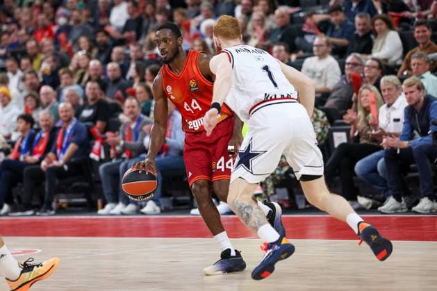 Kamar Baldwin FC Bayern Basketball, 44 with ball with Niccolo Mannion Olympia Milan, 01 , GER, FC Bayern Basketball vs EA7 Emporio Armani Olympia Milan, Basketball, Euroleague, Matchday 4, Season 2025 2026, 14 10 2025, GER, FC Bayern Basketball vs EA7 Emporio Armani Olympia Milan, Basketball, Euroleague, Matchday 4, Season 2025 2026, 14 10 2025 Munich Copyright: xEibner-Pressefoto JennixMaulx EP_JML