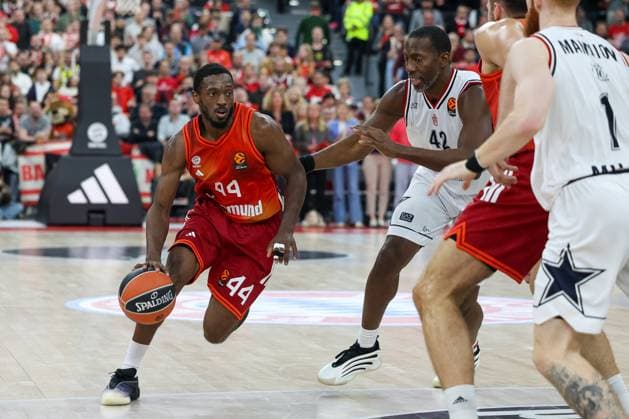 Kamar Baldwin FC Bayern Basketball, 44 with ball with Bryant Dunston Olympia Milan, 42 , GER, FC Bayern Basketball vs EA7 Emporio Armani Olympia Milan, Basketball, Euroleague, Matchday 4, Season 2025 2026, 14 10 2025, GER, FC Bayern Basketball vs EA7 Emporio Armani Olympia Milan, Basketball, Euroleague, Matchday 4, Season 2025 2026, 14 10 2025 Munich Copyright: xEibner-Pressefoto JennixMaulx EP_JML