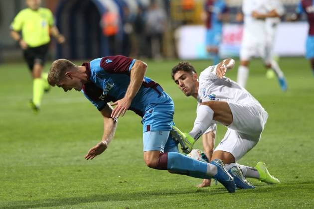 Kasimpasa v Trabzonspor: Turkish Super Lig ISTANBUL, TURKEY - AUGUST 18: Oliveira Fernandes (R) of Kasimpasa and Alexander Sorloth (L) of Trabzonspor vie for the ball during Turkish Super Lig soccer match between Kasimpasa and Trabzonspor at Recep Tayyip Erdogan Stadium in Istanbul, Turkey on August 18, 2019. Istanbul Turkey. Editorial use only. Please get in touch for any other usage.  Copyright: x2025xAnadoluxArifxHüdaverdixYamanx