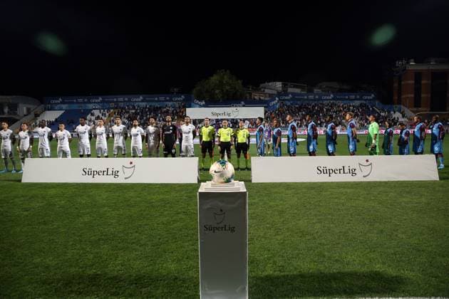 Kasimpasa v Trabzonspor: Turkish Super Lig ISTANBUL, TURKEY - AUGUST 18: Teams and referees are seen during the anthem ceremony ahead of the Turkish Super Lig soccer match between Kasimpasa and Trabzonspor at Recep Tayyip Erdogan Stadium in Istanbul, Turkey on August 18, 2019. Istanbul Turkey. Editorial use only. Please get in touch for any other usage.  Copyright: x2025xAnadoluxArifxHüdaverdixYamanx