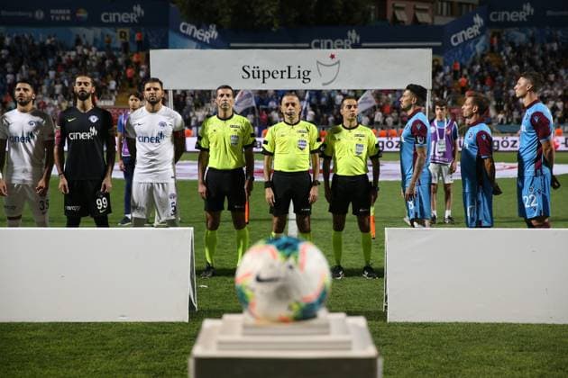 Kasimpasa v Trabzonspor: Turkish Super Lig ISTANBUL, TURKEY - AUGUST 18: Teams and referees are seen during the anthem ceremony ahead of the Turkish Super Lig soccer match between Kasimpasa and Trabzonspor at Recep Tayyip Erdogan Stadium in Istanbul, Turkey on August 18, 2019. Istanbul Turkey. Editorial use only. Please get in touch for any other usage.  Copyright: x2025xAnadoluxArifxHüdaverdixYamanx