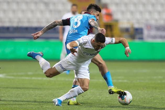Kasimpasa v Trabzonspor: Turkish Super Lig ISTANBUL, TURKEY - AUGUST 18: Haris Hajradinovic (R) of Kasimpasa and Jose Sosa (8) of Trabzonspor vie for the ball during Turkish Super Lig soccer match between Kasimpasa and Trabzonspor at Recep Tayyip Erdogan Stadium in Istanbul, Turkey on August 18, 2019. Istanbul Turkey. Editorial use only. Please get in touch for any other usage.  Copyright: x2025xAnadoluxArifxHüdaverdixYamanx