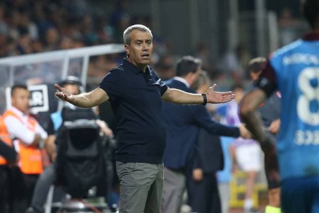 Kasimpasa v Trabzonspor: Turkish Super Lig ISTANBUL, TURKEY - AUGUST 18: Kasimpasa head coach Kemal Ozdes is seen during the Turkish Super Lig soccer match between Kasimpasa and Trabzonspor at Recep Tayyip Erdogan Stadium in Istanbul, Turkey on August 18, 2019. Istanbul Turkey. Editorial use only. Please get in touch for any other usage.  Copyright: x2025xAnadoluxArifxHüdaverdixYamanx