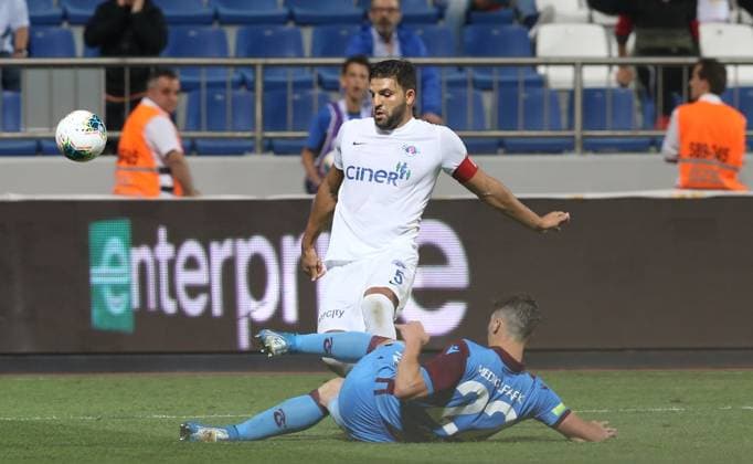 Kasimpasa v Trabzonspor: Turkish Super Lig ISTANBUL, TURKEY - AUGUST 18: Ben Youssef (5) of Kasimpasa and Gaston Campi (22) of Trabzonspor vie for the ball during Turkish Super Lig soccer match between Kasimpasa and Trabzonspor at Recep Tayyip Erdogan Stadium in Istanbul, Turkey on August 18, 2019. Istanbul Turkey. Editorial use only. Please get in touch for any other usage.  Copyright: x2025xAnadoluxÄ°slamxYakutx