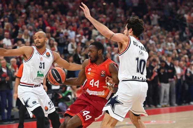 Kamar BALDWIN FCB , action,duel against li Shavon SHIELDS Milan and Leandro BOLMARO Milan Basketball Euro League,season 2025 2026, FC Bayern Muenchen EA7 Emporio Armani Milan 64 53 on 14 10 2025, S A P G A R D EN
