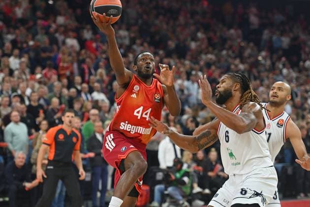 Kamar BALDWIN FCB , action,duel against Devin BOOKER Milan Basketball Euro League,season 2025 2026, FC Bayern Muenchen EA7 Emporio Armani Milan 64 53 on 14 10 2025, S A P G A R D EN