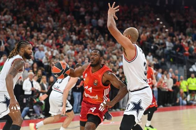 Kamar BALDWIN FCB , action,duel against li Devin BOOKER Milan and Shavon SHIELDS Milan Basketball Euro League,season 2025 2026, FC Bayern Muenchen EA7 Emporio Armani Milan 64 53 on 14 10 2025, S A P G A R D EN