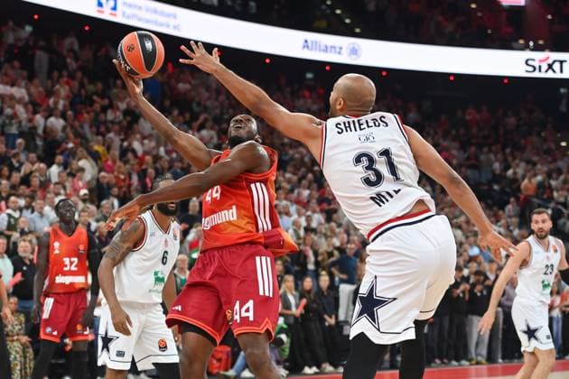 Kamar BALDWIN FCB , action,duel against Shavon SHIELDS Milan Basketball Euro League,season 2025 2026, FC Bayern Muenchen EA7 Emporio Armani Milan 64 53 on 14 10 2025, S A P G A R D EN
