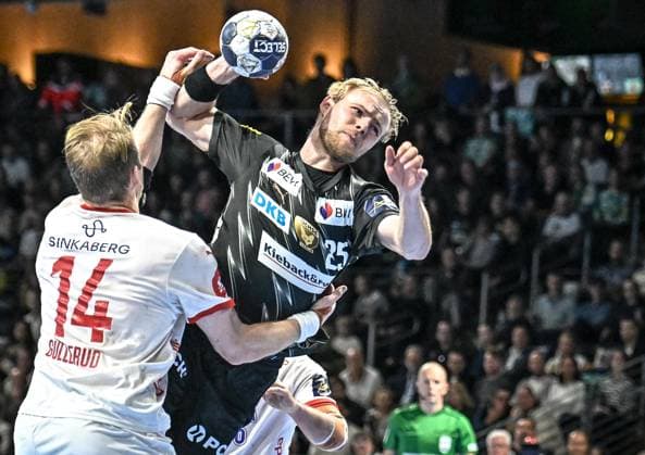 16 09 2025, xlakx, Handball, EHF Champions League, Fuechse Berlin Kolstad Handball v l Magnus Gullerud Kolstad Handball , Matthes Langhoff Fuechse Berlin duel, duel, fight, tackle Berlin Daniel Lakomski
