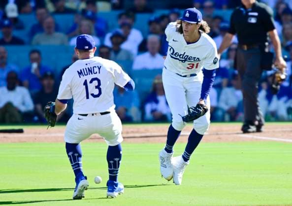Los Angeles Dodgers starting pitcher Tyler Glasnow (31) deflects a soft hit from Milwaukee Brewers designated hitter Christian Yelich as Dodgers Max Muncy picks up the ball during game three of the MLB, Baseball Herren, USA National League Championship Series at Dodger Stadium in Los Angeles, California, on Thursday, October 16, 2025. LOS20251016903 JOHNxMCCOY