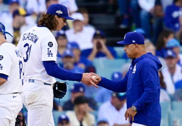 Los Angeles Dodgers starting pitcher Tyler Glasnow (31) is taken out of the game by manager Dave Roberts in the sixth inning against the Milwaukee Brewers during game three of the MLB, Baseball Herren, USA National League Championship Series at Dodger Stadium in Los Angeles, California, on Thursday, October 16, 2025. LOS20251016920 JOHNxMCCOY