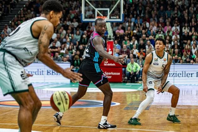 Eli Brooks VET CONCEPT Gladiators Trier, 55 vs Zach Cooks Telekom Baskets Bonn, 03 VET CONCEPT Gladiators Trier vs Telekom Baskets Bonn, Basketball, easy Credit BBL Pokal, Matchday 2, Round of 16, 2025 2026, 17 10 2025 VET CONCEPT Gladiators Trier vs Telekom Baskets Bonn, Basketball, easy Credit BBL Pokal, Matchday 2, Round of 16, 2025 2026, 17 10 2025 Trier Copyright: xEibner-Pressefoto GerhardxWingenx EP_GWR