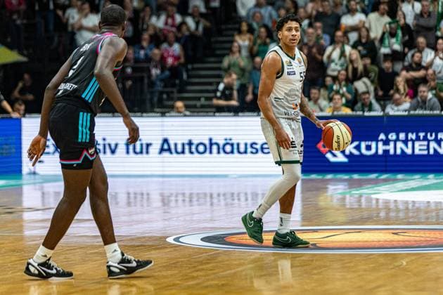 Eli Brooks VET CONCEPT Gladiators Trier, 55 vs Tylan Birts Telekom Baskets Bonn, 05 VET CONCEPT Gladiators Trier vs Telekom Baskets Bonn, Basketball, easy Credit BBL Pokal, Matchday 2, Round of 16, 2025 2026, 17 10 2025 VET CONCEPT Gladiators Trier vs Telekom Baskets Bonn, Basketball, easy Credit BBL Pokal, Matchday 2, Round of 16, 2025 2026, 17 10 2025 Trier Copyright: xEibner-Pressefoto GerhardxWingenx EP_GWR