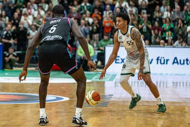 Eli Brooks VET CONCEPT Gladiators Trier, 55 vs Tylan Birts Telekom Baskets Bonn, 05 VET CONCEPT Gladiators Trier vs Telekom Baskets Bonn, Basketball, easy Credit BBL Pokal, Matchday 2, Round of 16, 2025 2026, 17 10 2025 VET CONCEPT Gladiators Trier vs Telekom Baskets Bonn, Basketball, easy Credit BBL Pokal, Matchday 2, Round of 16, 2025 2026, 17 10 2025 Trier Copyright: xEibner-Pressefoto GerhardxWingenx EP_GWR