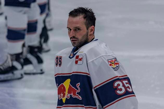 Penny DEL Löwen Frankfurt EHC Red Bull Munich, 17 10 2025 Mathias Niederberger EHC Red Bull Munich 35 , clipping, portrait portrait, Löwen Frankfurt EHC Red Bull Munich, Frankfurt, NIX Eissporthalle, 17 10 2025 Copyright: xBEAUTIFULxSPORTS Gawlikx