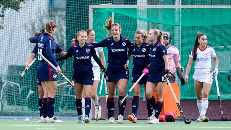 Players of Mannheimer HC MHC , celebrate the goal, celebrate the goal, goal, celebration, cheers about the goal, rejoicing, joy, rejoices, optimistic, positive, game scene, highlight, action, 19 10 2025, Mannheim Germany , Hockey, 1 Bundesliga, Women, Mannheimer HC Bremer HC xozx