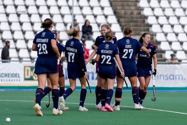 Players of Mannheimer HC MHC , celebrate the goal, celebrate the goal, goal, celebration, cheer, cheers about the goal, joy, joy, optimistic, positive, game scene, highlight, action, 19 10 2025, Mannheim Germany , Hockey, 1 Bundesliga, Women, Mannheimer HC Bremer HC xozx