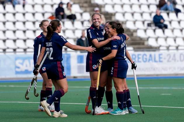 Players of Mannheimer HC MHC , celebrate the goal, celebrate the goal, goal, celebration, cheers about the goal, rejoicing, joy, rejoices, optimistic, positive, game scene, highlight, action, 19 10 2025, Mannheim Germany , Hockey, 1 Bundesliga, Women, Mannheimer HC Bremer HC xozx