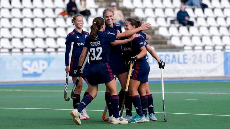 Players of Mannheimer HC MHC , celebrate the goal, celebrate the goal, goal, celebration, cheers about the goal, rejoicing, joy, rejoices, optimistic, positive, game scene, highlight, action, 19 10 2025, Mannheim Germany , Hockey, 1 Bundesliga, Women, Mannheimer HC Bremer HC xozx