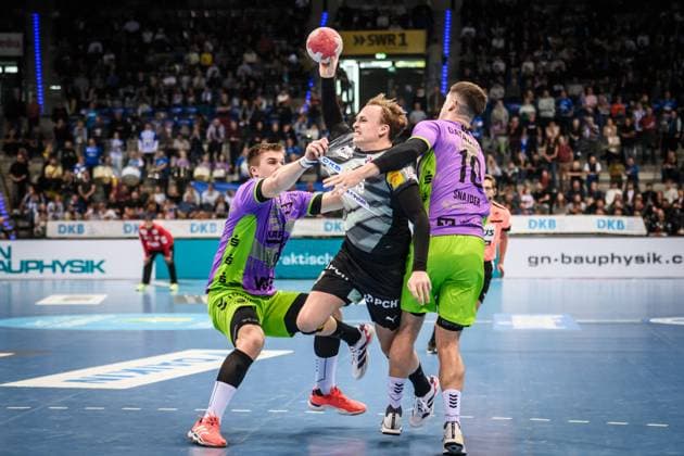 Tobias Schjolberg Grondahl Fuechse Berlin, 15 in the pincers of Gianfranco Pribetic TVB Stuttgart, 09 , left and Ivan Snajder TVB Stuttgart, 10 , right GER, TVB 1898 Stuttgart Fuechse Berlin, DAIKIN HBL, Handball, Bundesliga, Matchday 9, Season 2025 2026, 19 10 2025 GER, TVB 1898 Stuttgart Fuechse Berlin, DAIKIN HBL, Handball, Bundesliga, Matchday 9, Season 2025 2026, 19 10 2025 Stuttgart Copyright: xSandyxDinkelackerx EP_SDR