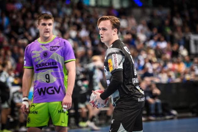 Tobias Schjolberg Grondahl Fuechse Berlin, 15 seven meters, left out of focus Gianfranco Pribetic TVB Stuttgart, 09 GER, TVB 1898 Stuttgart Fuechse Berlin, DAIKIN HBL, Handball, Bundesliga, Matchday 9, Season 2025 2026, 19 10 2025 GER, TVB 1898 Stuttgart Fuechse Berlin, DAIKIN HBL, Handball, Bundesliga, Matchday 9, Season 2025 2026, 19 10 2025 Stuttgart Copyright: xSandyxDinkelackerx EP_SDR