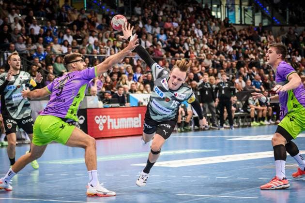 Tobias Schjolberg Grondahl Fuechse Berlin, 15 between Antonio Serradilla TVB Stuttgart, 05 , left and Gianfranco Pribetic TVB Stuttgart, 09 , right GER, TVB 1898 Stuttgart Fuechse Berlin, DAIKIN HBL, Handball, Bundesliga, Matchday 9, Season 2025 2026, 19 10 2025 GER, TVB 1898 Stuttgart Fuechse Berlin, DAIKIN HBL, Handball, Bundesliga, Matchday 9, Season 2025 2026, 19 10 2025 Stuttgart Copyright: xSandyxDinkelackerx EP_SDR