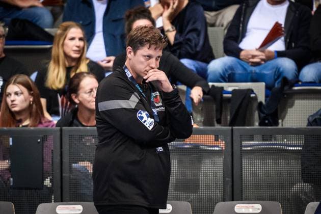 Nikolej Krickau Fuechse Berlin, Coach critical view from the sidelines GER, TVB 1898 Stuttgart Fuechse Berlin, DAIKIN HBL, Handball, Bundesliga, Matchday 9, Season 2025 2026, 19 10 2025 GER, TVB 1898 Stuttgart Fuechse Berlin, DAIKIN HBL, Handball, Bundesliga, Matchday 9, Season 2025 2026, 19 10 2025 Stuttgart Copyright: xSandyxDinkelackerx EP_SDR