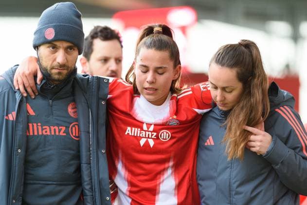 Injured Lena Oberdorf (8 FC Bayern Munich) on her way to the dressing room during the Google Pixel Frauen-Bundesliga match between FC Bayern Munich and 1.FC Cologne at FC Bayern Campus Munich, Germany. Copyright: xSvenxBeyrich SPPx Sportspressphoto_SPR44865