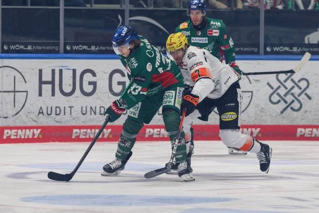 in duel, action, with Tim Wohlgemuth 33 Augsburger Panther , Ty Glover 7 Loewen Frankfurt , Augsburger Panther vs Loewen Frankfurt, Matchday 12, Ice Hockey, Penny DEL, 19 10 2025 Augsburg Bayern Germany Copyright: xkolbert-press ChristianxKolbertx