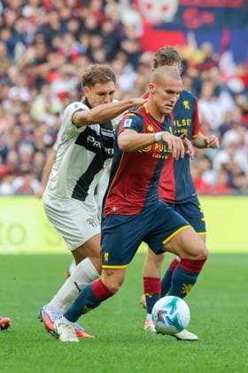 GenoaÕs Leo Skiri Ostigard fights for the ball during the Serie A soccer match between Genoa and Parma at the Luigi Ferraris Stadium in Genoa, Italy - Sunday, October 19, 2025. - Soccer .  Copyright: xTanoxPecoraro LaPressex