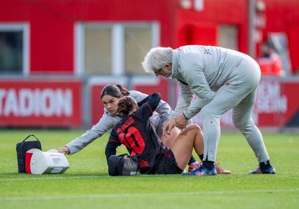 Estrella Merino Gonzalez Bayer 04 Leverkusen, 10 lies on the ground and is treated 19 10 2025, Bayer Leverkusen VfL Wolfsburg, Soccer, 7 Matchday, Google Pixel Womens Bundesliga, GER, Leverkusen, Ulrich Haberland Stadion DFL regulations prohibit any use of photographs as image sequences and or quasi video Copyright: HMBxMedia xMarcoxBader