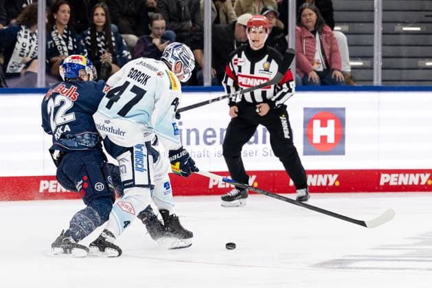 Fight for the puck duel between Ville Pokka EHC Red Bull Muenchen, 22 and Sebastian Gorcik Dresdner Eisloewen, 47 GER, EHC Red Bull Muenchen vs Dresdner Eisloewen, Ice Hockey, DEL, Matchday 12, Season 2025 2026, 19 10 2025 GER, EHC Red Bull Muenchen vs Dresdner Eisloewen, Ice Hockey, DEL, Matchday 12, Season 2025 2026, 19 10 2025 Muenchen Copyright: xEibner-Pressefoto FranzxFeinerx EP_HFR