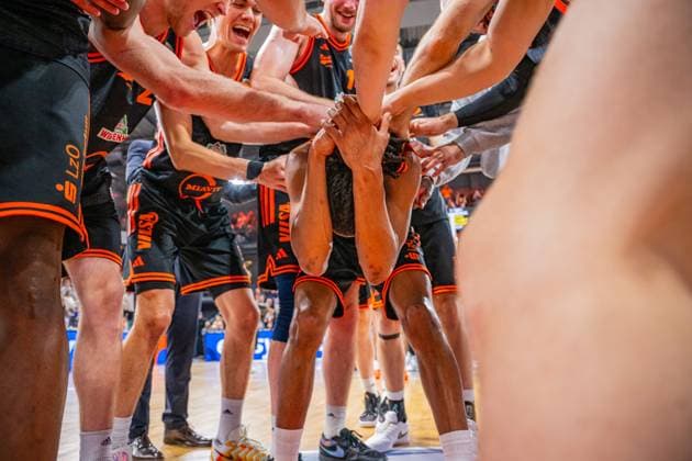 1 Basketball Bundesliga, easyCredit BBL, Season 2025 2026, Men, Cup Round of 16, 19 10 2025, RASTA Vechta NINERS Chemnitz The RASTA Vechta team and Alonzo Verge 11 RASTA Vechta after the game Vechta RASTA Dome Lower Saxony Germany