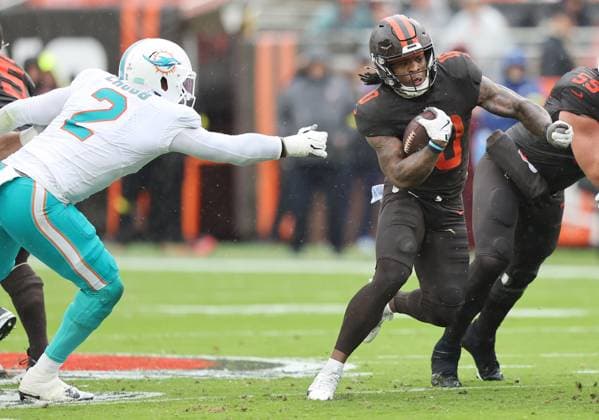 Cleveland Brown s Quinshon Judkins (10) is able to elude Miami Dolphins Bradley Chubb (2) to run for a touchdown in the second quarter at Huntington Bank Field in Cleveland, Ohio on Sunday October 19, 2025. CLE20251019112 AARONxJOSEFCZYK