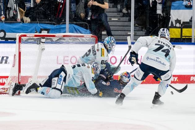 Tobias Rieder EHC Red Bull Muenchen, 8 misses against Tariq Hammond Dresdner Eisloewen, 25 , Janick Schwendener goalie, Dresdner Eisloewen, 62 and Thomas Sykora Dresdner Eisloewen, 74 GER, EHC Red Bull Muenchen vs Dresdner Eisloewen, Ice Hockey, DEL, Matchday 12, Season 2025 2026, 19 10 2025 GER, EHC Red Bull Muenchen vs Dresdner Eisloewen, Ice Hockey, DEL, Matchday 12, Season 2025 2026, 19 10 2025 Muenchen Copyright: xEibner-Pressefoto HeikexFeinerx EP_HFR