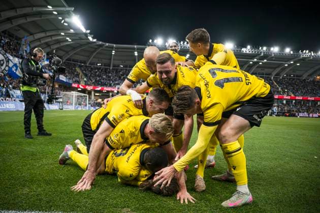251020 Mjällbys Tom Pettersson cheers with teammates after 0 2 during the football match in Allsvenskan between IFK Göteborg and Mjällby on October 20, 2025 in Göteborg  Copyright: MATHIASxBERGELD BB251020MB030