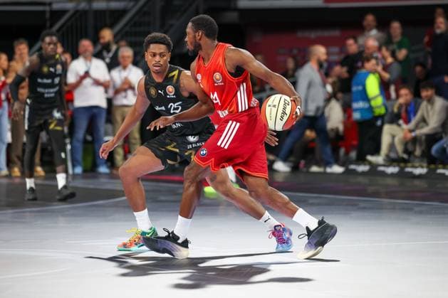Kamar Baldwin FC Bayern Basketball, 44 with Grant Sherfield Basketball Loewen Braunschweig, 25 , GER, FC Bayern Basketball vs Basketball Loewen Braunschweig, Basketball, BBL Pokal, Round of 16, Season 2025 2026, 20 10 2025, GER, FC Bayern Basketball vs Basketball Loewen Braunschweig, Basketball, BBL Pokal, Round of 16, Season 2025 2026, 20 10 2025 Munich Copyright: xEibner-Pressefoto JennixMaulx EP_JML