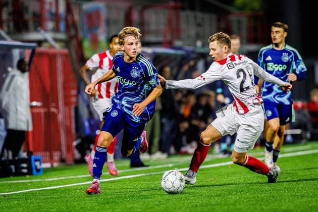 OSS , 21-10-2025 , Frans Heesen Stadion , Season 2025 2026 , Dutch Keuken Kampioen Divisie football, match between Top Oss and Jong Ajax , picture shows Jong Ajax Player Thijmen Romers Top Oss player Lars Mol TOP Oss - Jong Ajax  x31630563x Copyright: