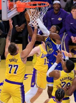 October 21, 2025, Los Angeles, California, USA: Jonathan Kuminga 1 of the Golden State Warriors puts up a layup past Luka Doncic 77 of the Los Angeles Lakers during their regular season NBA, Basketball Herren, USA game on Tuesday October 21, 2025 at Crypto.com Arena in Los Angeles, California. JAVIER ROJAS PI Los Angeles USA - ZUMAp124 20251021_zaa_p124_026 Copyright: xJavierxRojasx