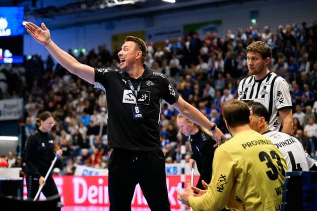 Gummersbach HBL 25 26 VfL Gummersbach THW Kiel coach Filip Jicha THW Kiel gestures gestures gestures Gummersbach Schwalbe Arena Germany