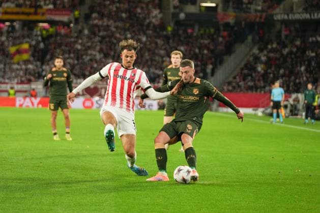 Max Rosenfelder (SC Freiburg, 37) in a duel with Derry Murkin (FC Utrecht, 55) UEFA Europa League: SC Freiburg vs FC Utrecht, Europa-Park-Stadion, 24.09.2025 Baden-Württemberg Deutschland Copyright: xBEAUTIFULxSPORTS Boscox