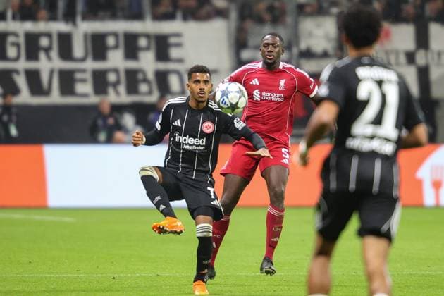 Ansgar Knauff (Eintracht Frankfurt, 07) bei der Ballannahme Ibrahima Konate (FC Liverpool, 05) dahinter, GER, Eintracht Frankfurt vs FC Liverpool, Fussball, UEFA Champions League, Ligaphase, 3. Spieltag, Spielzeit 2025 2026, 22.10.2025. GER, Eintracht Frankfurt vs FC Liverpool, Fussball, UEFA Champions League, Ligaphase, 3. Spieltag, Spielzeit 2025 2026, 22.10.2025. Frankfurt am Main Copyright: xEibner-Pressefoto JanxPrihodax EP_JPA